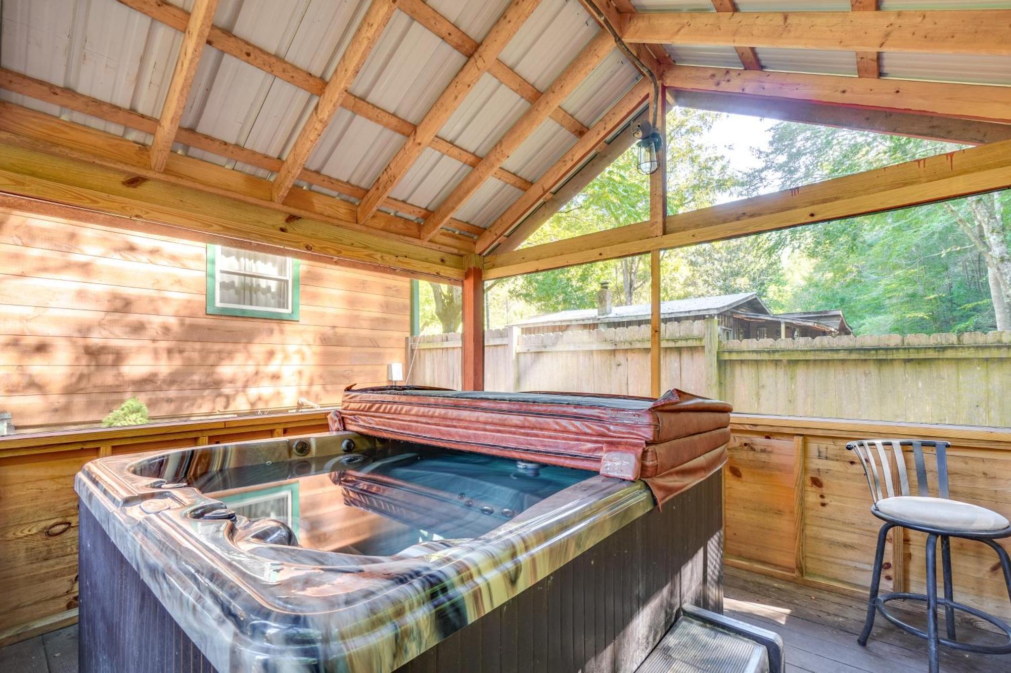 Just Fur Relaxin Sevierville Cabin With Hot Tub! Dış mekan fotoğraf